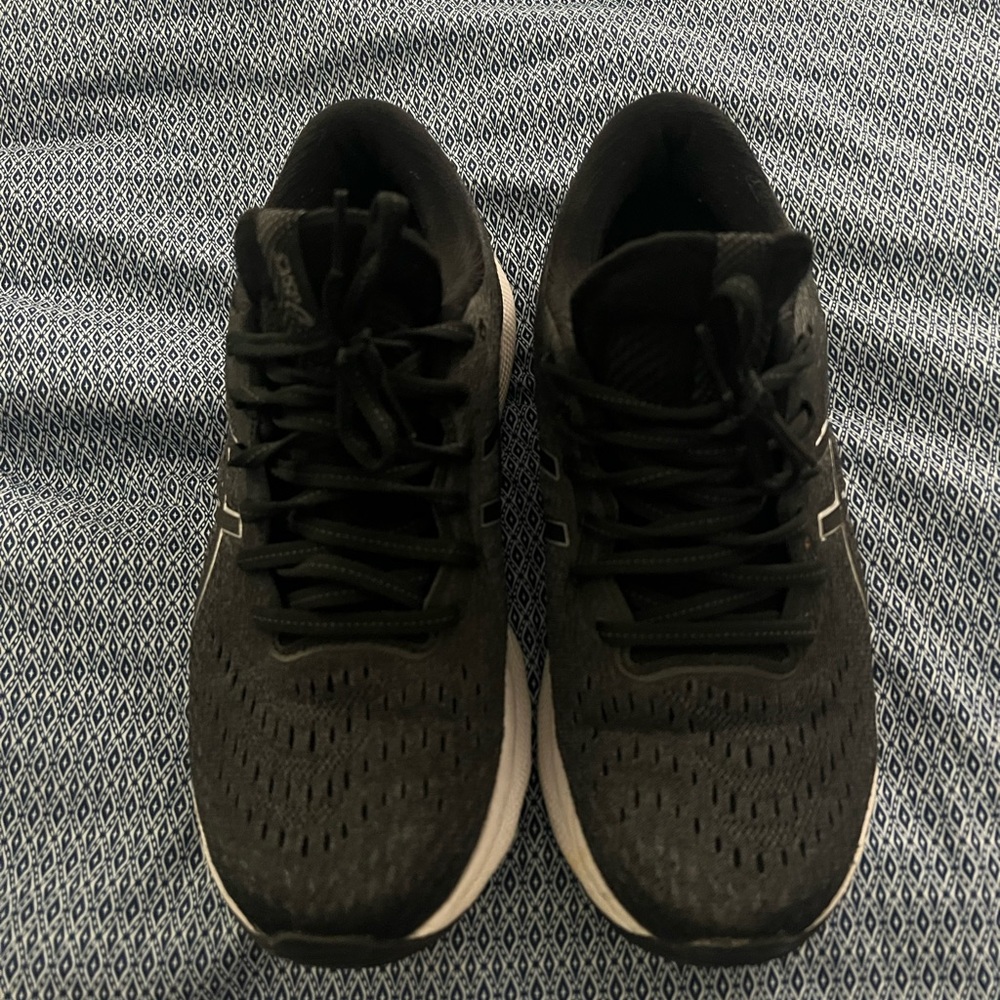 Gently worn ASICS Gel Nimbus 24 black size 9 WIDE